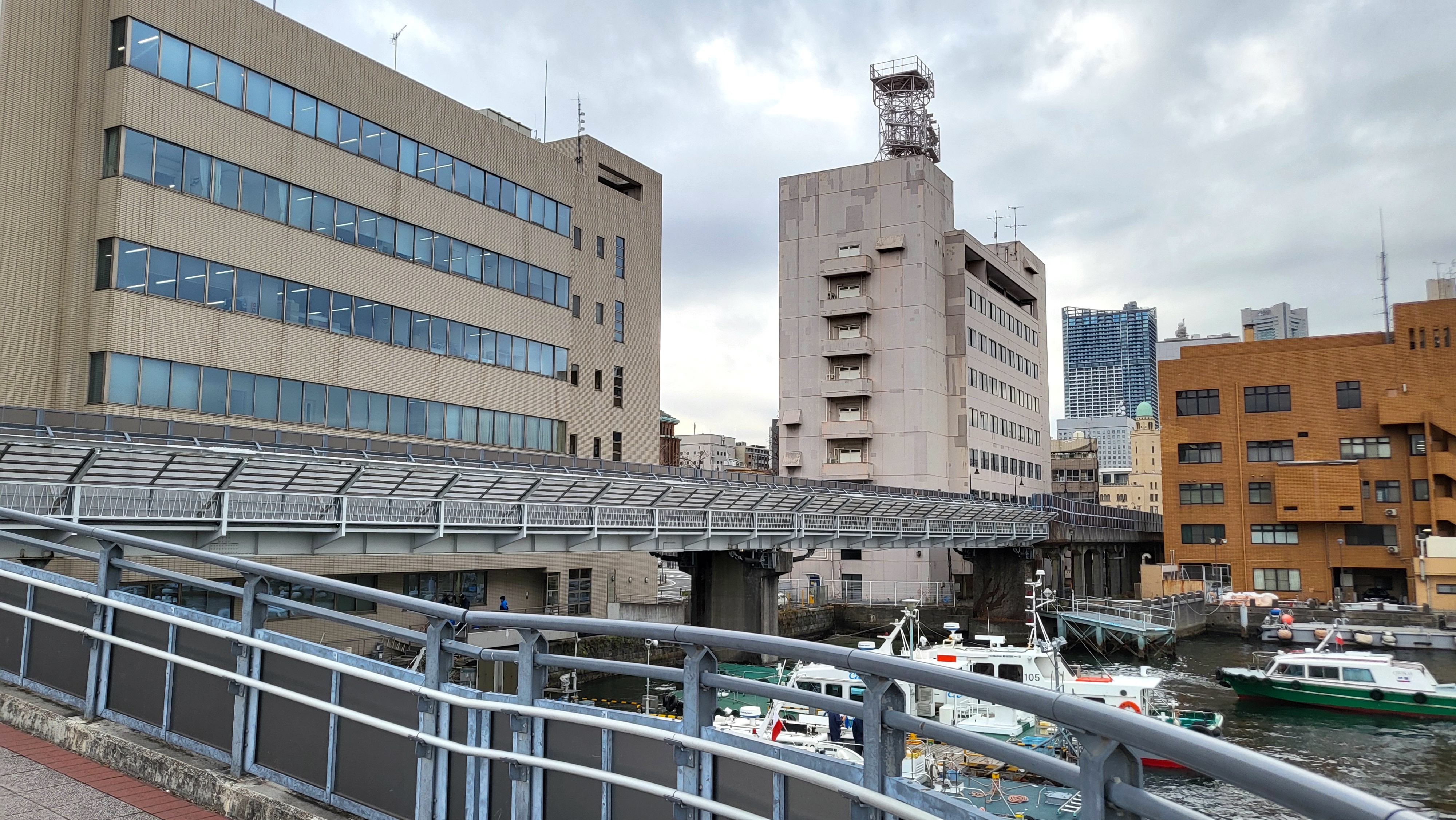 山下公園から高架橋をのぞむ